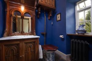 Koupelna v ubytování 4 Bed in Honiton oc-hutfar + 32 fotografií