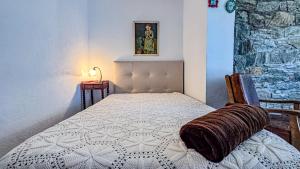 Un dormitorio con una cama con una almohada encima. en Ninho do Melro II - Turismo Rural Bragança, en Bragança