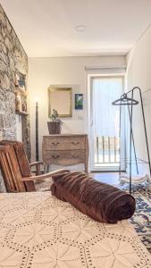 Un dormitorio con una cama con una almohada marrón encima. en Ninho do Melro II - Turismo Rural Bragança, en Bragança