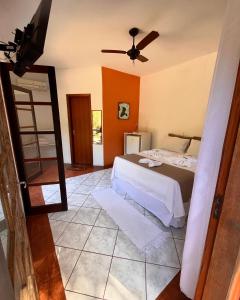 a bedroom with a bed and a ceiling fan at Pousada Chalés Sinbad in Ilhabela