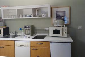 Køkken eller tekøkken på BoLA Ferienwohnung Hamburg Nr 25 Shabby für 2 Personen, Parkplatz + 1 billede