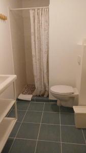 Et badeværelse på BoLA Ferienwohnung Hamburg Nr 25 Shabby für 2 Personen, Parkplatz