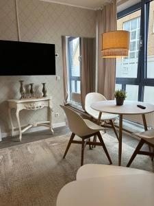 Et tv og/eller underholdning på BoLA Ferienwohnung Hamburg 51 für 2 Personen