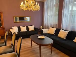 a living room with a couch and a table at Große Fewo mit 2 SZ & 2 Bäder mit Parkplatz BoLA 22 in Hamburg