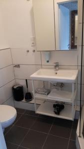 Et badeværelse på BoLA Ferienwohnung Hamburg 54 für bis zu 2 Personen