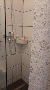 Et badeværelse på BoLA Ferienwohnung Hamburg 54 für bis zu 2 Personen