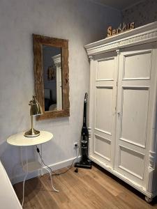 um quarto com uma porta branca, uma mesa e um candeeiro em BoLA Ferienwohnung Hamburg 52 ruhig 2 Personen em Hamburgo