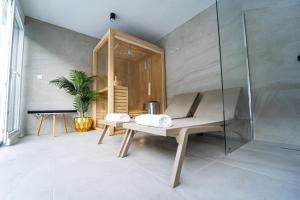 bagno con panca e doccia di Villa Oasis Aria a Mostar