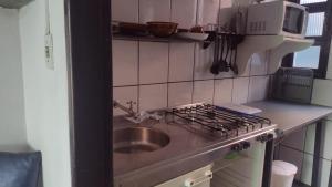 Køkken eller tekøkken på Sua casa em Condominio proximo ao mar -ótima localização