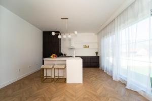 una cucina con bancone e lavandino in una stanza di Villa Oasis Aria a Mostar