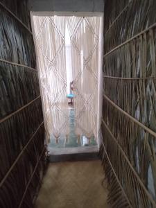 una habitación vacía con una ventana con cortinas en La foca da Croa, en Goiana