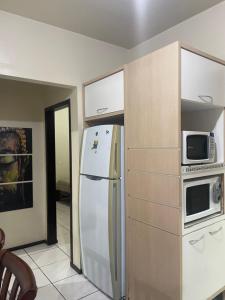 Η κουζίνα ή μικρή κουζίνα στο Casa de Praia Navegantes - 100 metros do mar