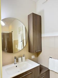 een badkamer met een wastafel en een spiegel bij Cantico del Mare in Recanati