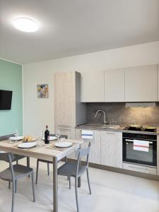 een keuken met een tafel en stoelen erin bij Cantico del Mare in Recanati