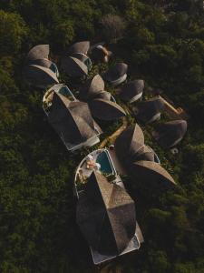 una vista aerea di un parco con alberi e rocce di Mambo Villas a Kuta Lombok