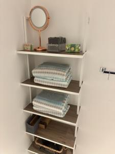 Fotografie z fotogalerie ubytování Cozy King Suite w/Coffee Bar + Walkable to Mass St v destinaci Lawrence + 2 fotografie