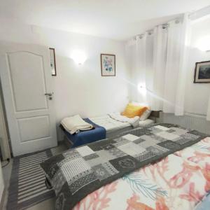 Habitación pequeña con cama y puerta en B&B Family Basement Apartment, Breakfast, Free Parking, 5km from Tulln, en Chorherrn