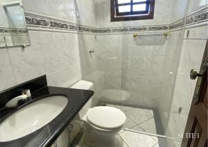 Koupelna v ubytování Casa FRENTE MAR Anchieta c/piscina e Área Goumert