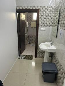 ein Badezimmer mit Waschbecken, Toilette und Spiegel in der Unterkunft شقق ضيافة المصيف للشقق المخدومة in Ta'if + 7 Fotos