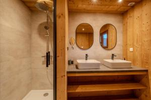um banheiro com duas pias e um chuveiro em Chalet Altitude - Vue panoramique - 8 pers em Bernex