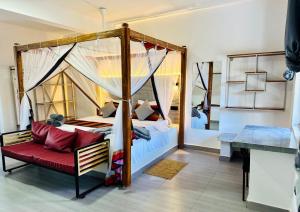 Ένα ή περισσότερα κρεβάτια σε δωμάτιο στο Emerald Garden Apartment