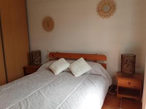 ein Schlafzimmer mit einem Bett und zwei Kissen darauf in der Unterkunft La Palombière - La Bruyère in Casalabriva