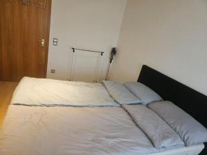 Postel nebo postele na pokoji v ubytování Gemütliche 2-Zimmer-Ferienwohnung mit Wohnzimmer, Dusche & Küche, Schlafzimmer