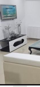 ein Wohnzimmer mit einem TV auf dem Tisch in der Unterkunft Residence fedi in Monastir