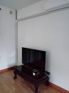 TV a/nebo společenská místnost v ubytování Huan Janto Homestay - Metta + 9 fotografií