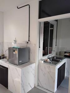 Kuchyň nebo kuchyňský kout v ubytování Huan Janto Homestay - Metta