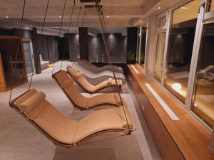 Un grupo de sillas colgadas en una habitación. en CASA 9 - villa & spa, en Eşelniţa