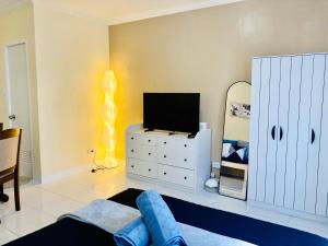 TV a/nebo společenská místnost v ubytování Asahel Cozy Crib Budget studio with Netflix