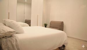 En eller flere senge i et værelse på LUXURY BRILLIANT SISTERs