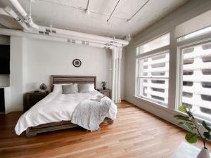 Ένα ή περισσότερα κρεβάτια σε δωμάτιο στο Studio Loft with Grand Piano & King Bed Downtown