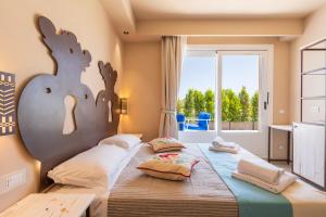 une chambre avec un grand lit et deux oreillers dans l'établissement Nostalgia, à Tortolì