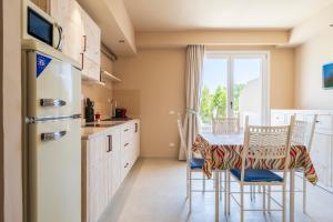 une cuisine avec une table et des chaises et une fenêtre dans l'établissement Nostalgia, à Tortolì