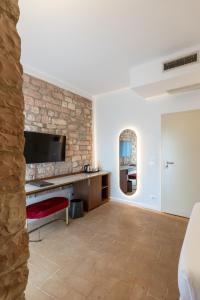 uma sala de estar com uma parede de pedra em Giotto Hotel & Spa em Assisi