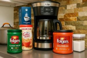 un comptoir avec une cafetière et divers aliments dans l'établissement Huge Ceilings Pool Piano ART, à Dallas 12 autres photos