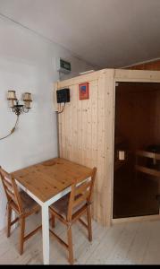 ein Holztisch und Stühle in einem Zimmer in der Unterkunft Haus Anastasia in Stolberg i. Harz