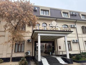 een gebouw met een bord dat het maanhotel leest bij Hotel Moon in Yakkasaray