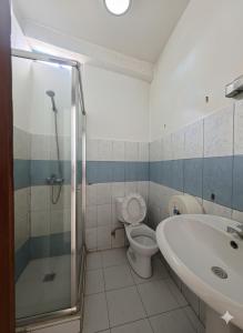 Un baño con ducha, inodoro y lavabo. en Apartamento en Manta, en Manta