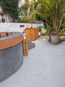 Un patio con una rampa curva en un patio trasero. en 36 Mount Road Guesthouse and Self Catering, en Port Elizabeth 47 fotos más