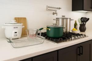 een groene pot op een fornuis in een keuken bij King Beds Grill Big Yard Huge Kitchen in Oklahoma City