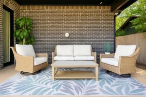 2 stoelen en een salontafel op een patio bij King Beds Grill Big Yard Huge Kitchen in Oklahoma City