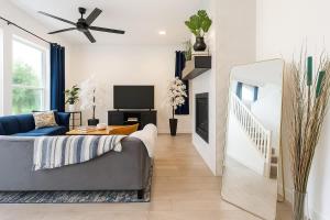 een woonkamer met een bank en een tv bij King Beds Grill Big Yard Huge Kitchen in Oklahoma City