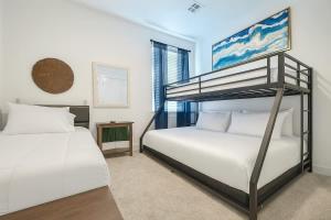 2 bedden in een kamer met een stapelbed bij King Beds Grill Big Yard Huge Kitchen in Oklahoma City