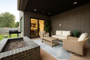 een patio met een bank en stoelen en een bakstenen muur bij King Beds Grill Big Yard Huge Kitchen in Oklahoma City +24 foto's