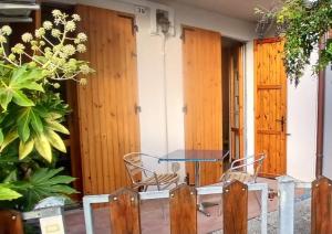 uma mesa de vidro e cadeiras num pátio em Blu Mare em Punta Marina mais 14 fotografias