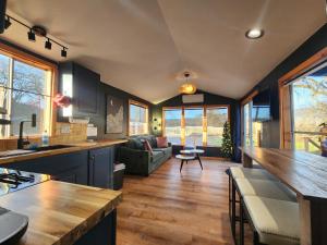 Et opholdsområde på Cozy Covelo Tiny Home - Hot Tub & Oaks