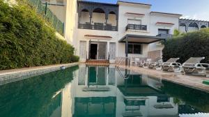 uma casa com piscina ao lado de um prédio em Dar Salma em Tânger